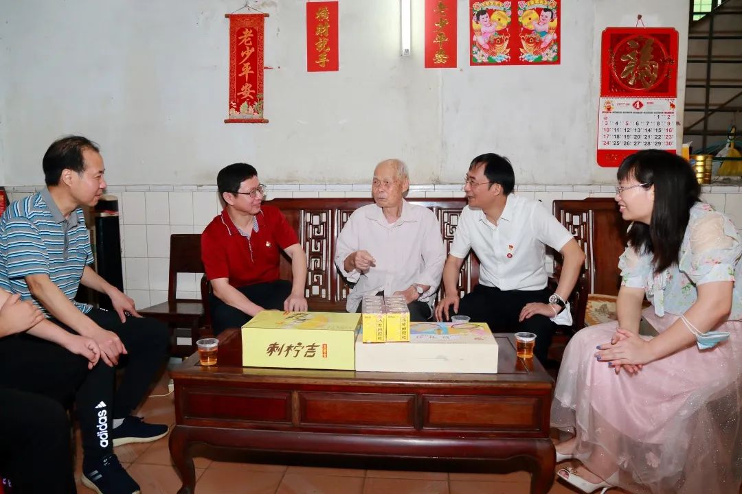 强国复兴有我 传承劳模精神——白云山光华公司领导“五一”前夕走访慰问劳动模范和基层一线员工
